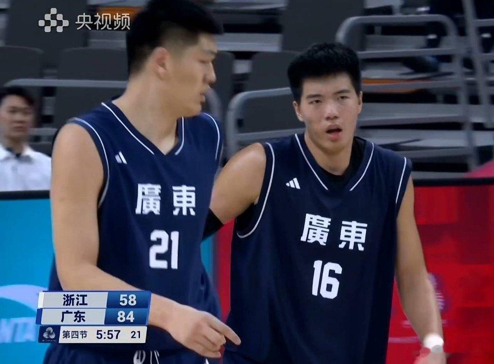 焦泊乔+刘传兴双塔来了，领先太多第四节杜锋指导开始试验阵容，焦泊乔摇摆到4号位利