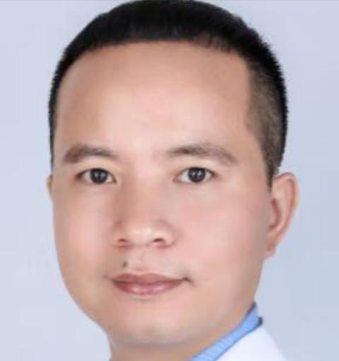 “这个医生火了！”近日浙江瑞安，患者做手术，心里不放心，硬塞给医生一个红包。医生