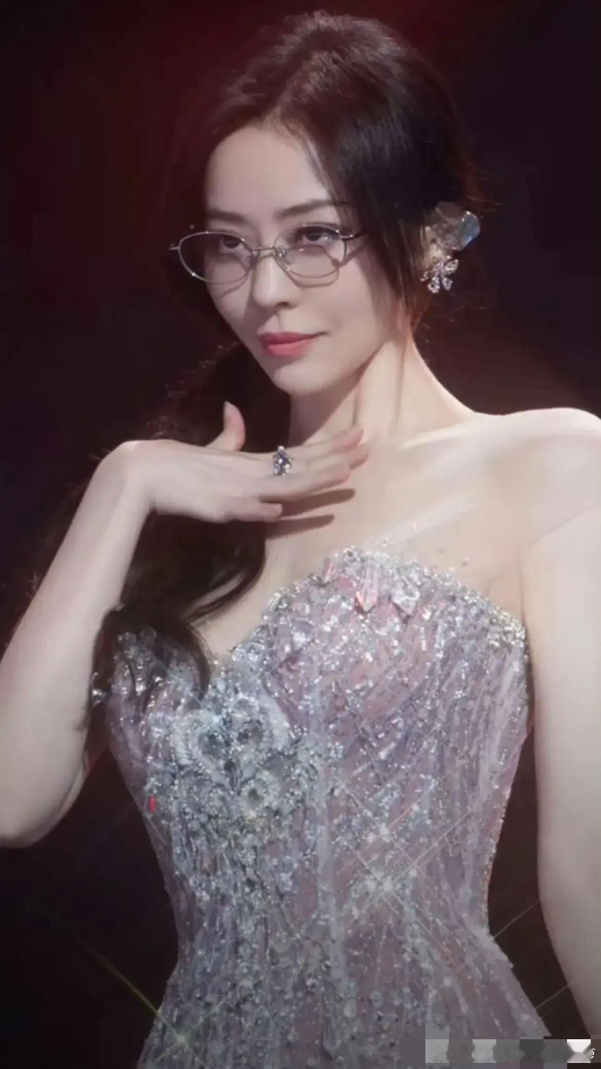 我的老天奶奶！张靓颖，你要不然别唱歌了吧不是因为你唱功不好，而是因为你的身材已经
