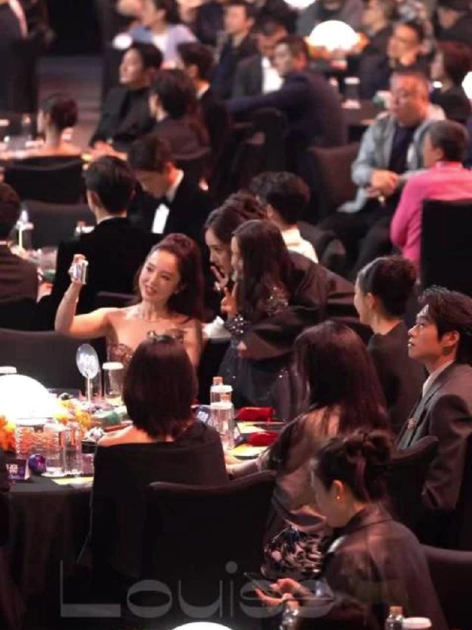 9岁小酒窝在“尖叫之夜”竟连续追到两大顶流明星，这究竟是怎么做到的？在“尖叫之