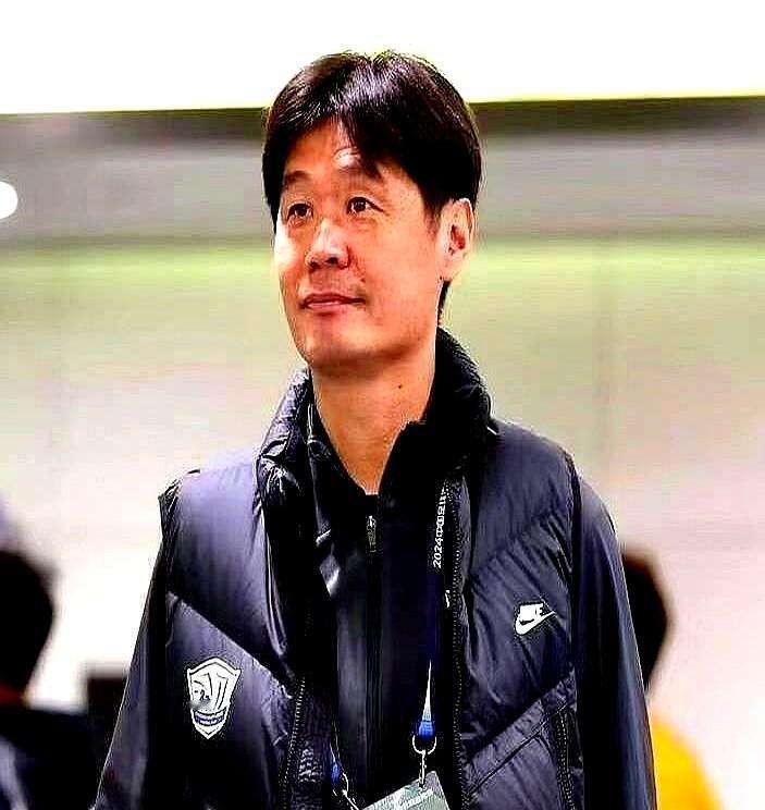 青岛这座城刚从保级焦虑里缓过劲来，转头发现自己家门口多了一支中超新军——西海岸，