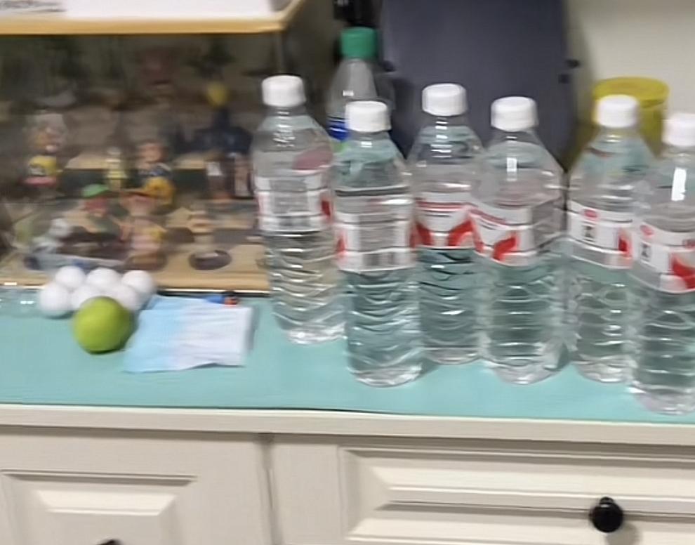 点外卖要了一箱的纯净水，结果12瓶每瓶都有针眼，而且喝了之后非但不解渴，相反还身