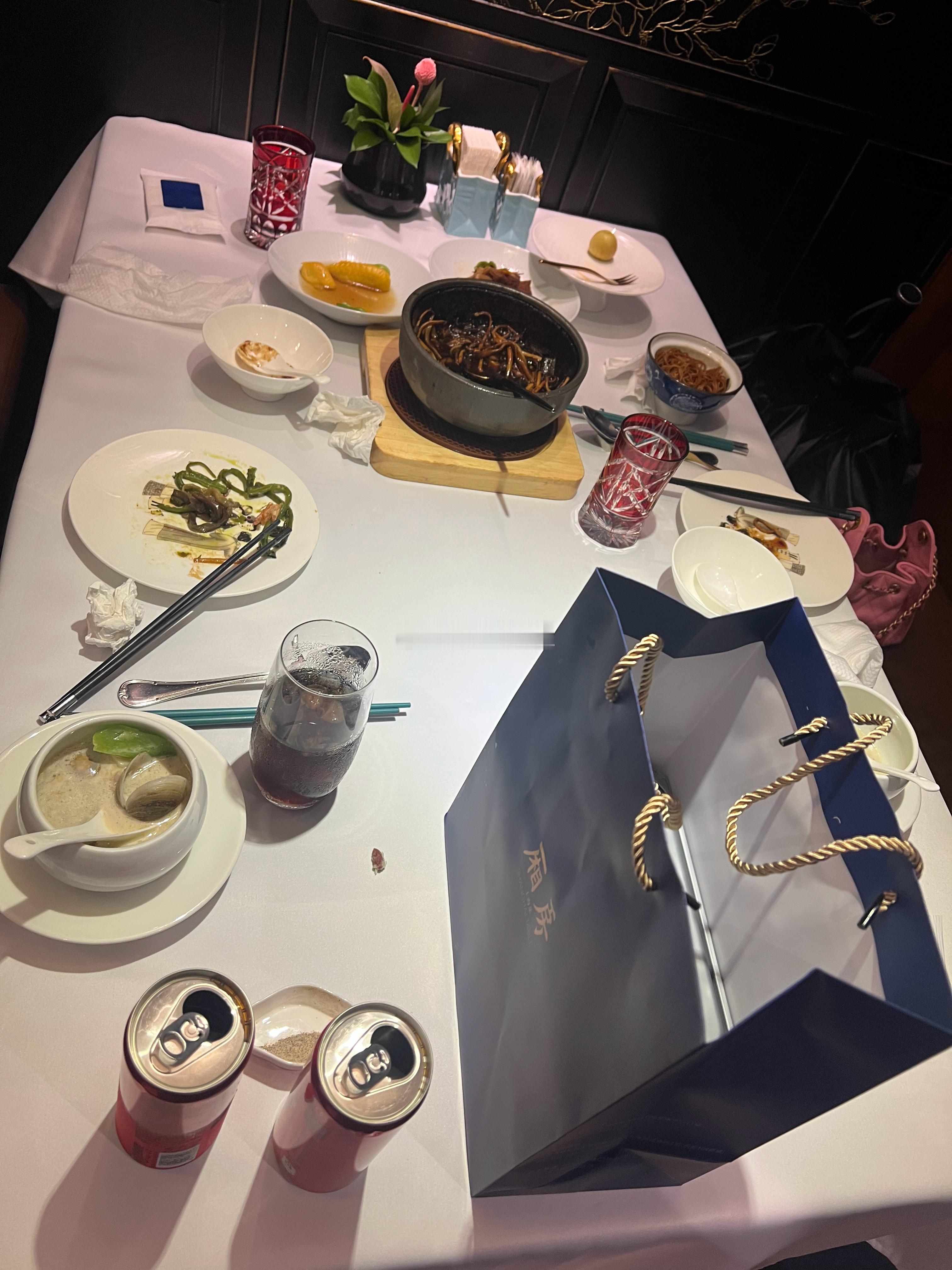 昨天在上海，女粉丝请吃饭。22岁，男的给买两千多万的房、送去美国留学。长的确实好