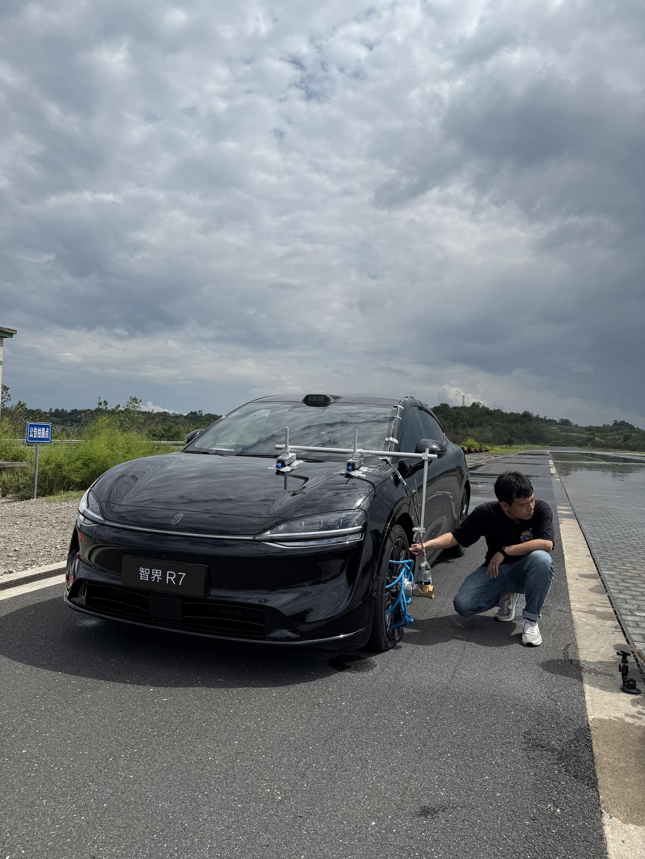算是第一次真真正正的，体验什么叫“智能汽车”，主动探测加上电控调节，彻底让我这个