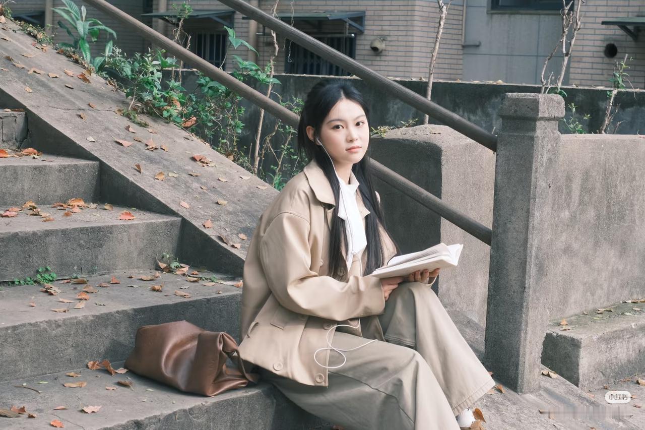 静坐阶前读，秋意入书来。