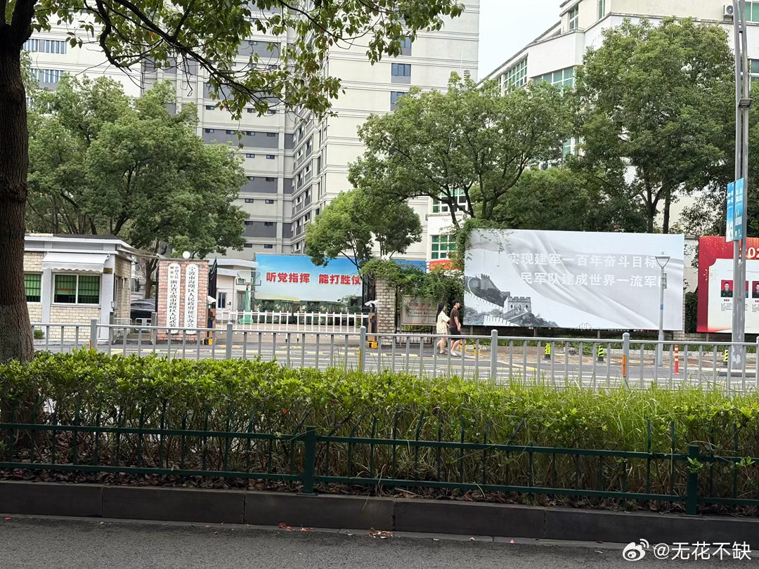 有没有王法？之前在宁波交警公众号里举报过，这辆乱停车的车，今天又来停了。说明之前的举报无效。是不是停