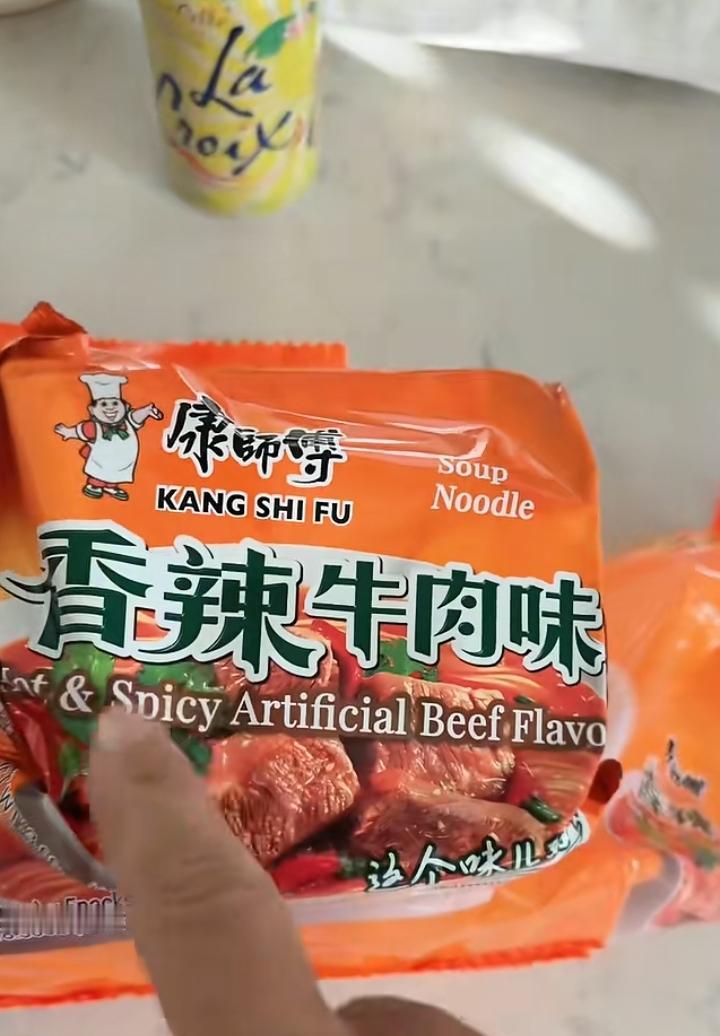 康师傅也被扒了？一位网友在美国超市买了袋康师傅方便面，上面明晃晃写着“香辣牛肉