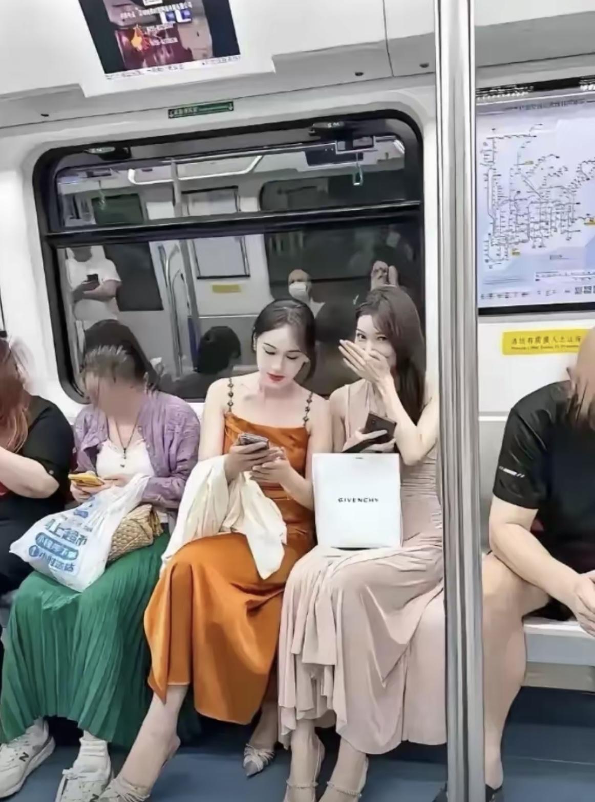 她看着我在笑什么[捂脸哭]