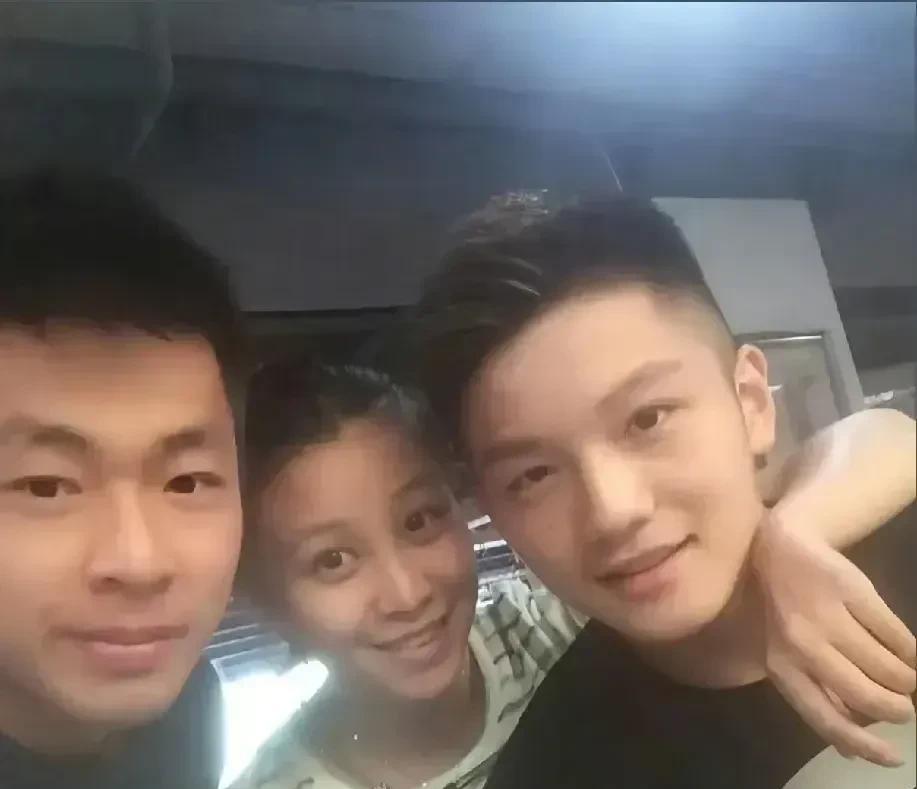 万万没想到当年的小胖一点也不胖眉清目秀棱角分明就连下颚线也如此完美发型