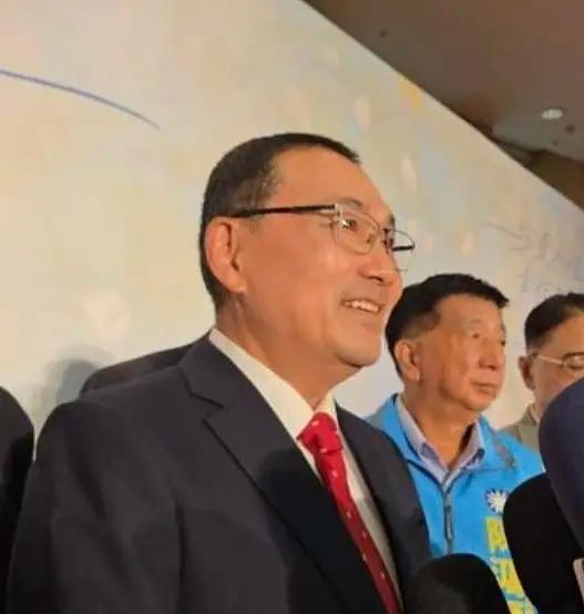 不装了，侯友宜自曝蓝皮绿骨为牢牢把握岛内主流民意，国民党主席郑丽文提出“九二共