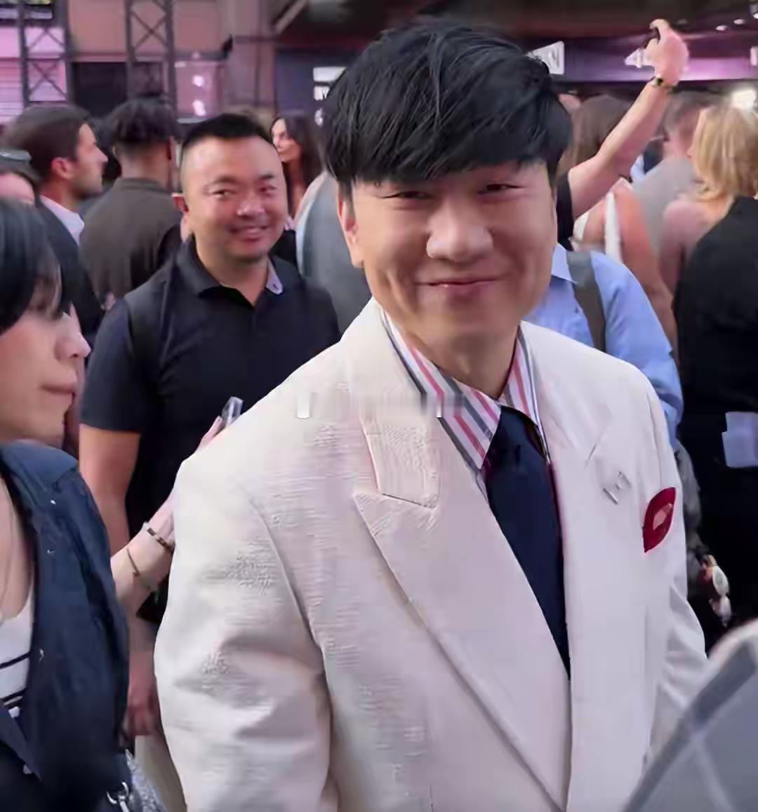 1.林俊杰现在不肯轻易让身边人知道自己的身家，他那大哥大嫂也就知道个大概，先前大
