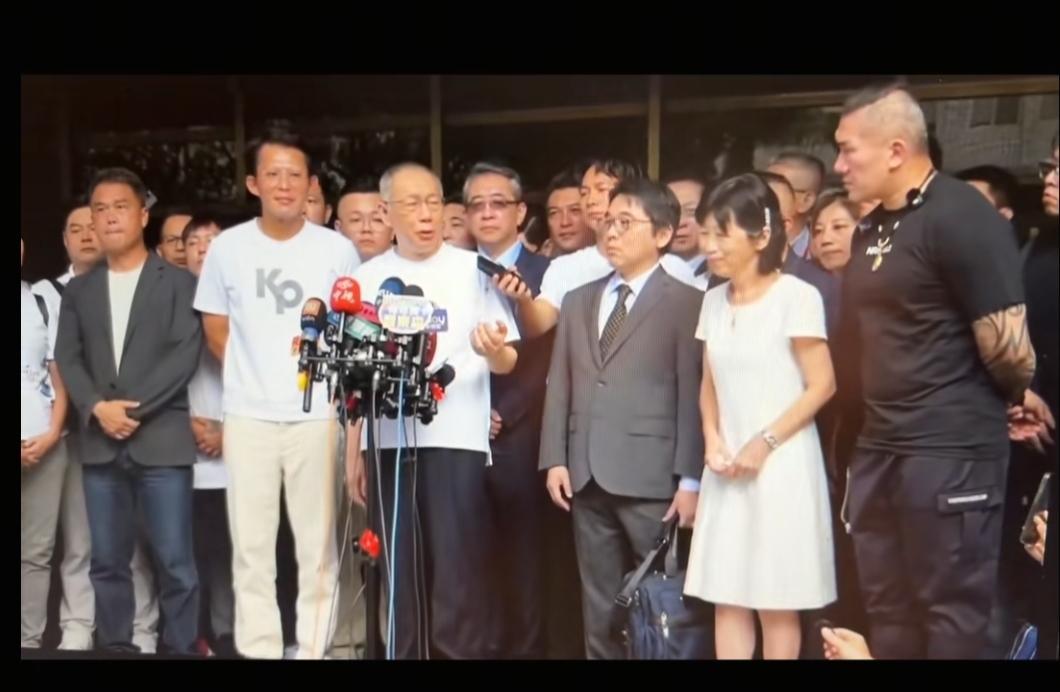 柯文哲被释放了，死老虎缓阳腰了。今天这则轰动台湾的新闻，也大出大陆网友的意外。没