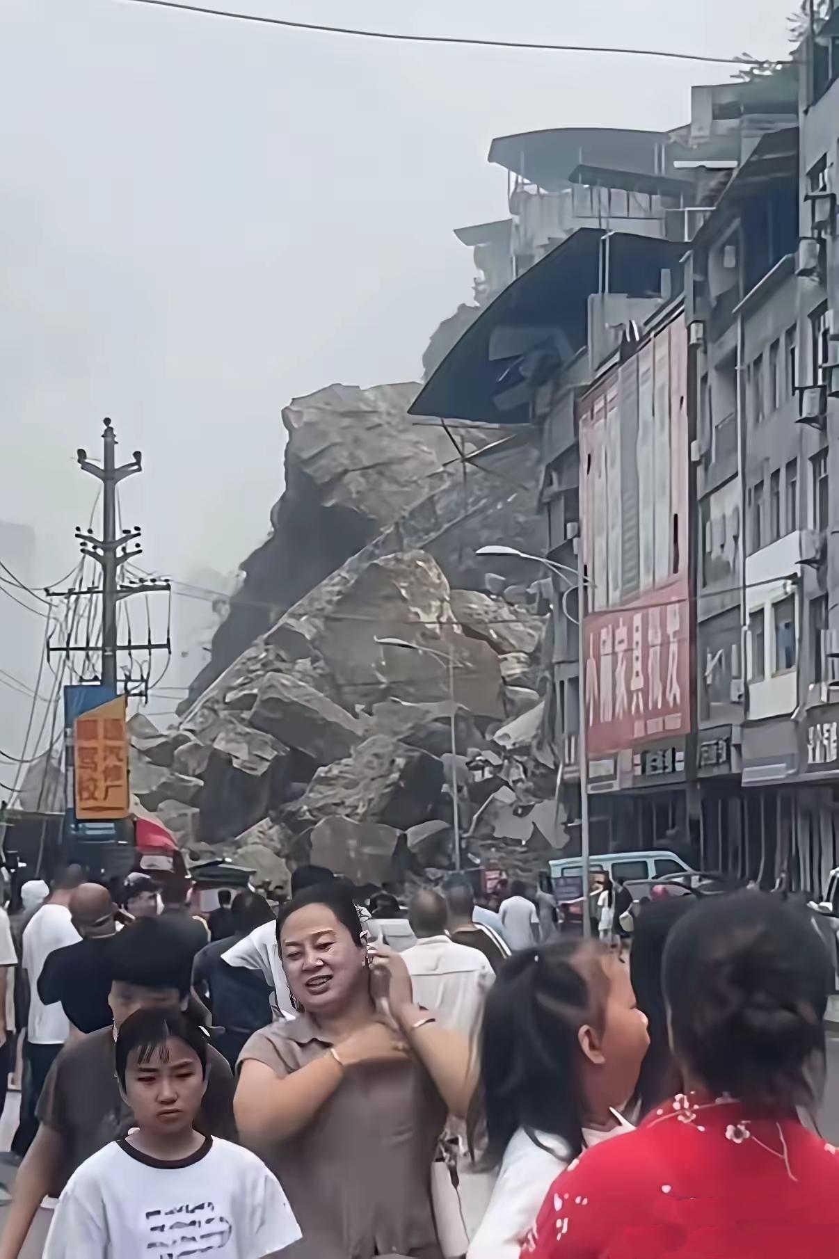 亲眼看到漫天巨石滚落的滑坡现场，不少人都把目光落在人群里那位面带笑容的大姐身