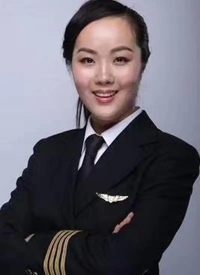 2009年，一架国内航班刚落地曼谷机场，女机长正要开启舱门，猛地听见一阵微弱滴答