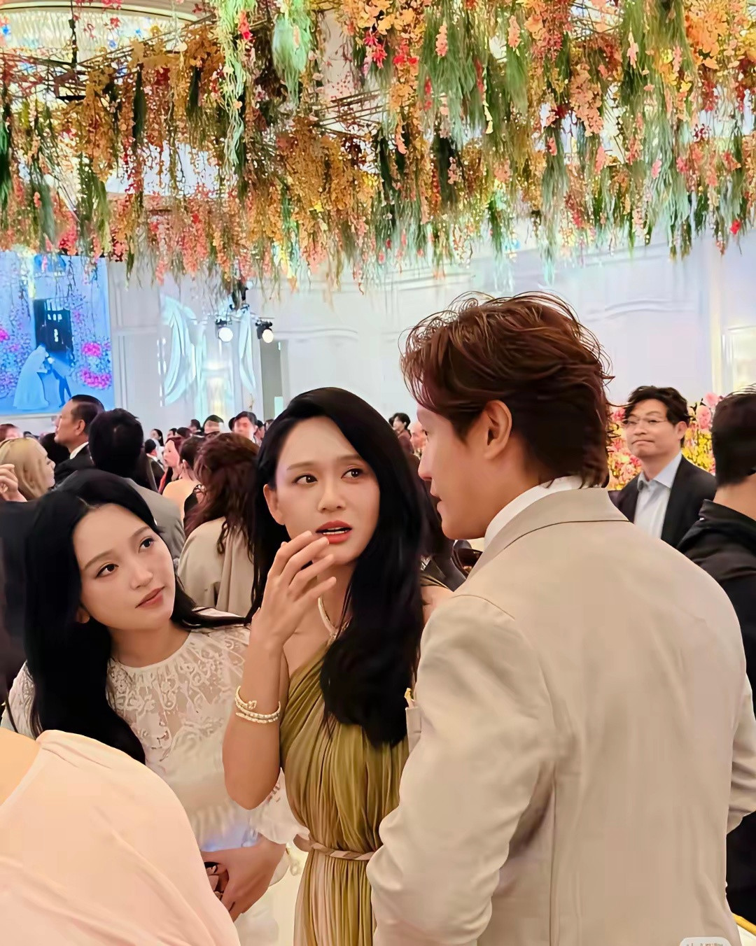 何超琼去喝何猷君夫妻的喜酒，穿着挺随意的，就是简单的针织配上日常的服饰，没有当作特别隆重的场合穿礼服