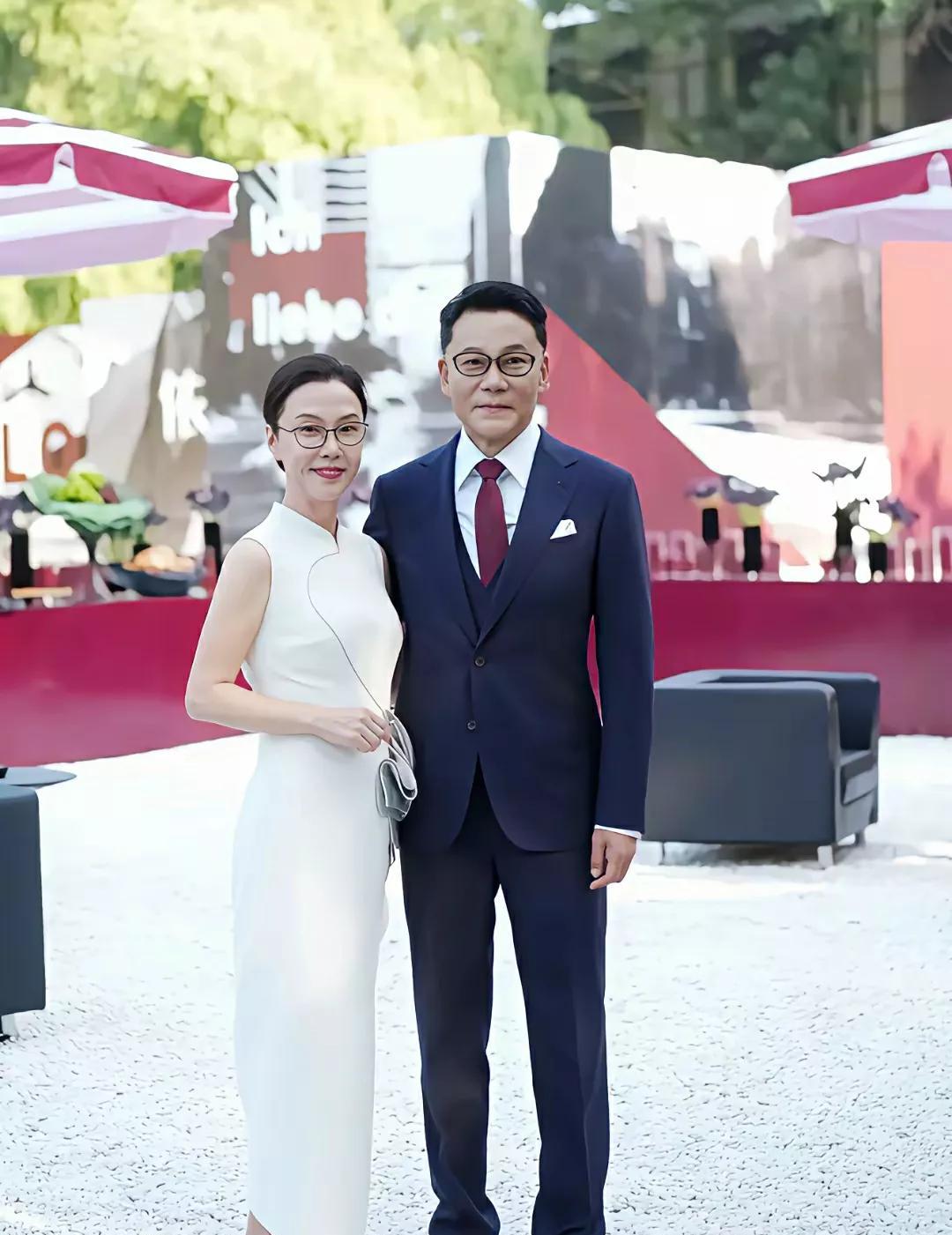 现在网上有人吹李国庆的新娘，说她是李国庆的校花初恋。她可能是李国庆的初恋，但绝