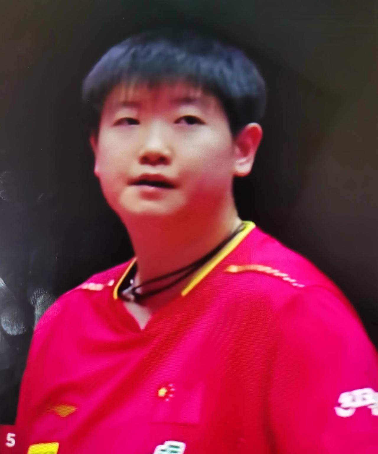 卫冠横扫！在今天晚上刚刚结束的多哈世乒赛女单第三轮比赛中，24岁世界排名第一的卫