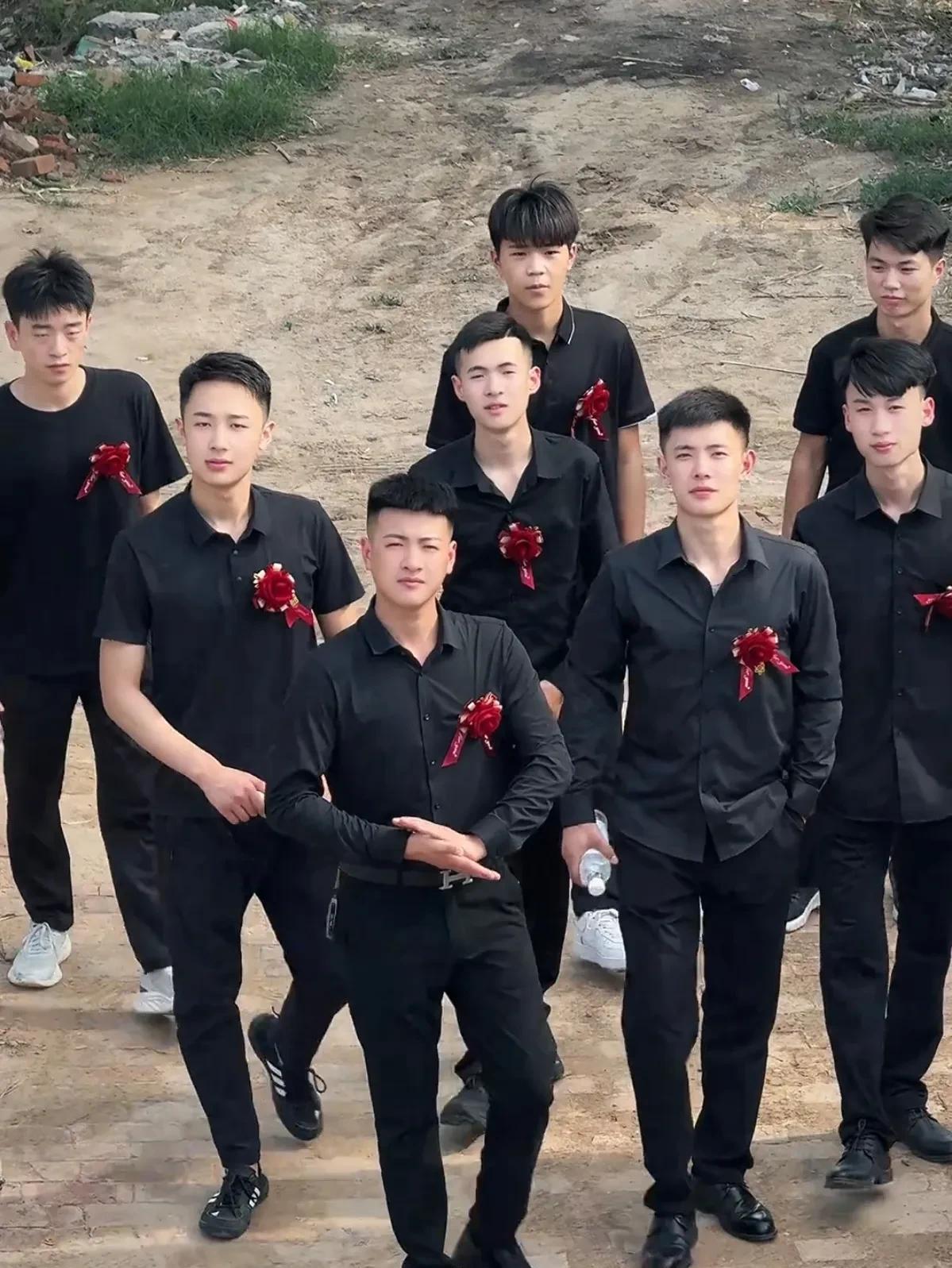 农村为什么那么多光棍？最主要的就是男女比例失调，男多女少造成的，现在的农村不是以