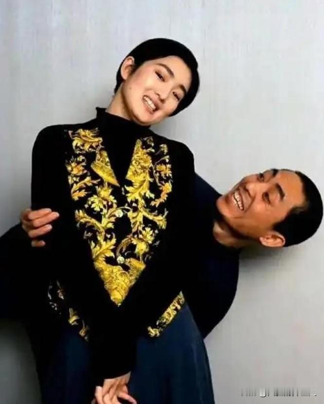 1995年，同居8年后，巩俐向张艺谋说：“结婚吧，我给你生三四个孩子！”谁料，