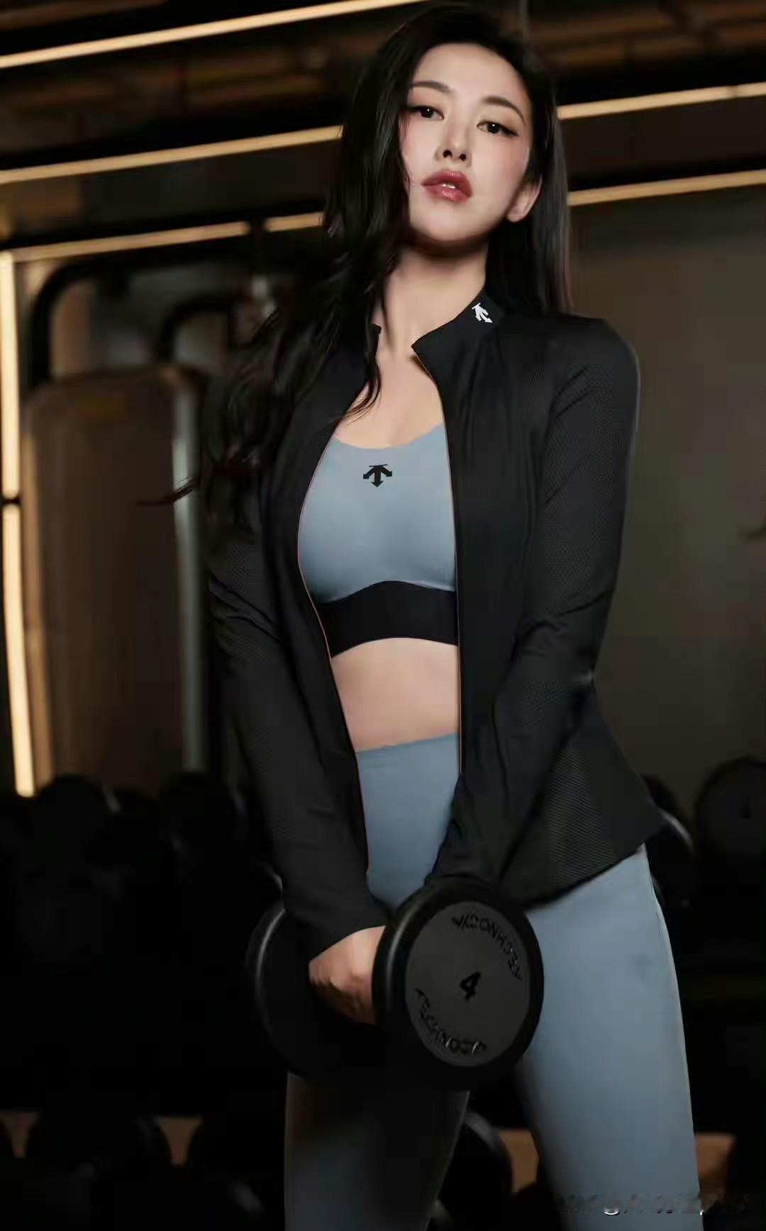 哇哇⊙ω⊙，朱珠这身健身穿搭也太绝了吧！紧身运动背心配高腰裤，把她的曲线勾勒得