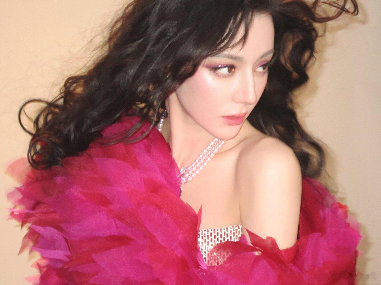 这两个婆娘做卷毛发型能美死十个足球场的人