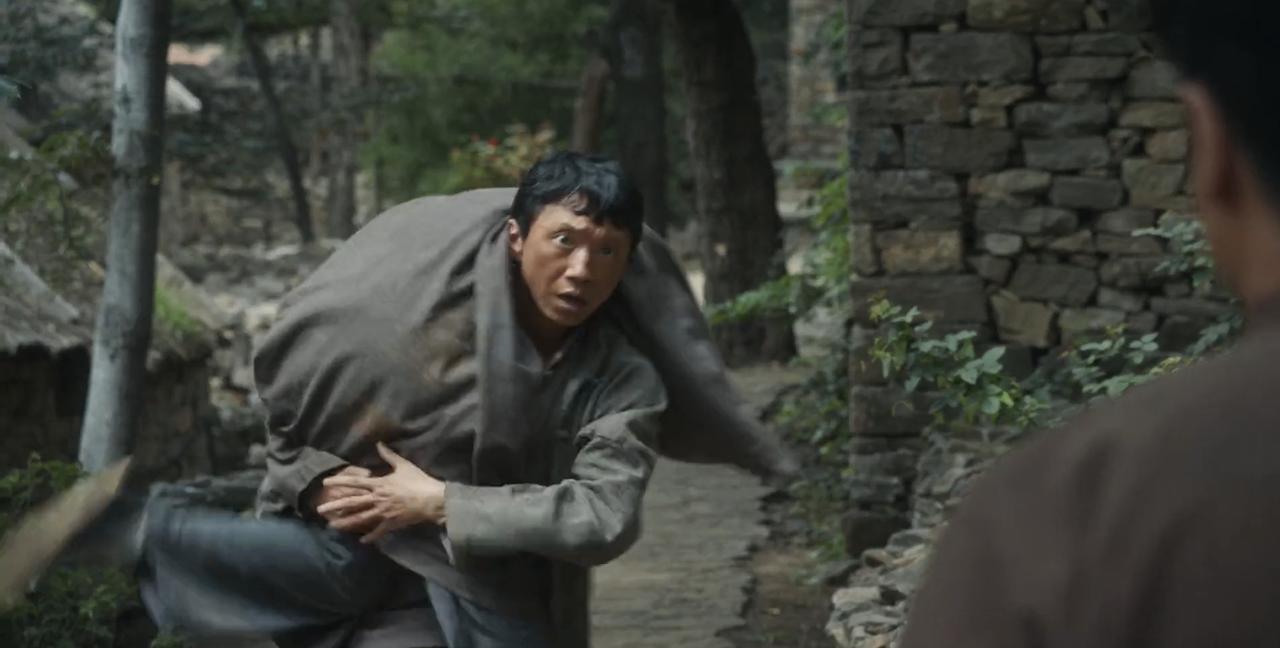 腻味绑架苏苏时，遇上了郭龟腰。郭龟腰犹豫了，最后还是出手救了苏苏，自己却被腻味打