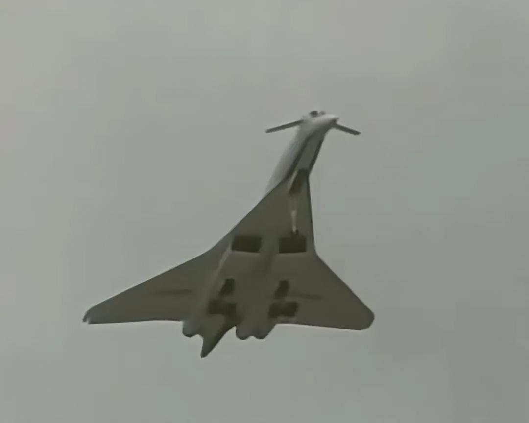 大家有没有见过这款飞机，看它像什么。这就是苏联的图-144客机，只是为了争夺