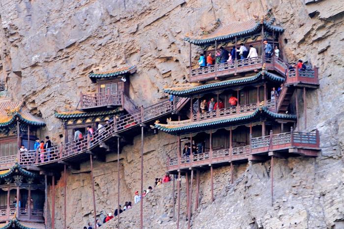 一米七三亲身实测悬空寺。台阶太矮，双脚悬空。护栏低到让人心里发毛。看似危险