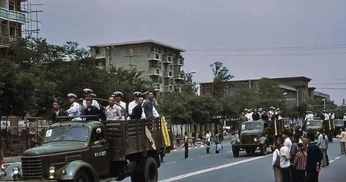 1984年，陈再道正在家中享受宁静时，突然传来敲门声，几名穿着制服的人闯入，说：