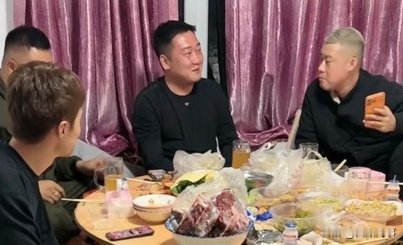 阿厦感谢骡子当年难得时候，为自己说话！阿厦率队一行人去驴家