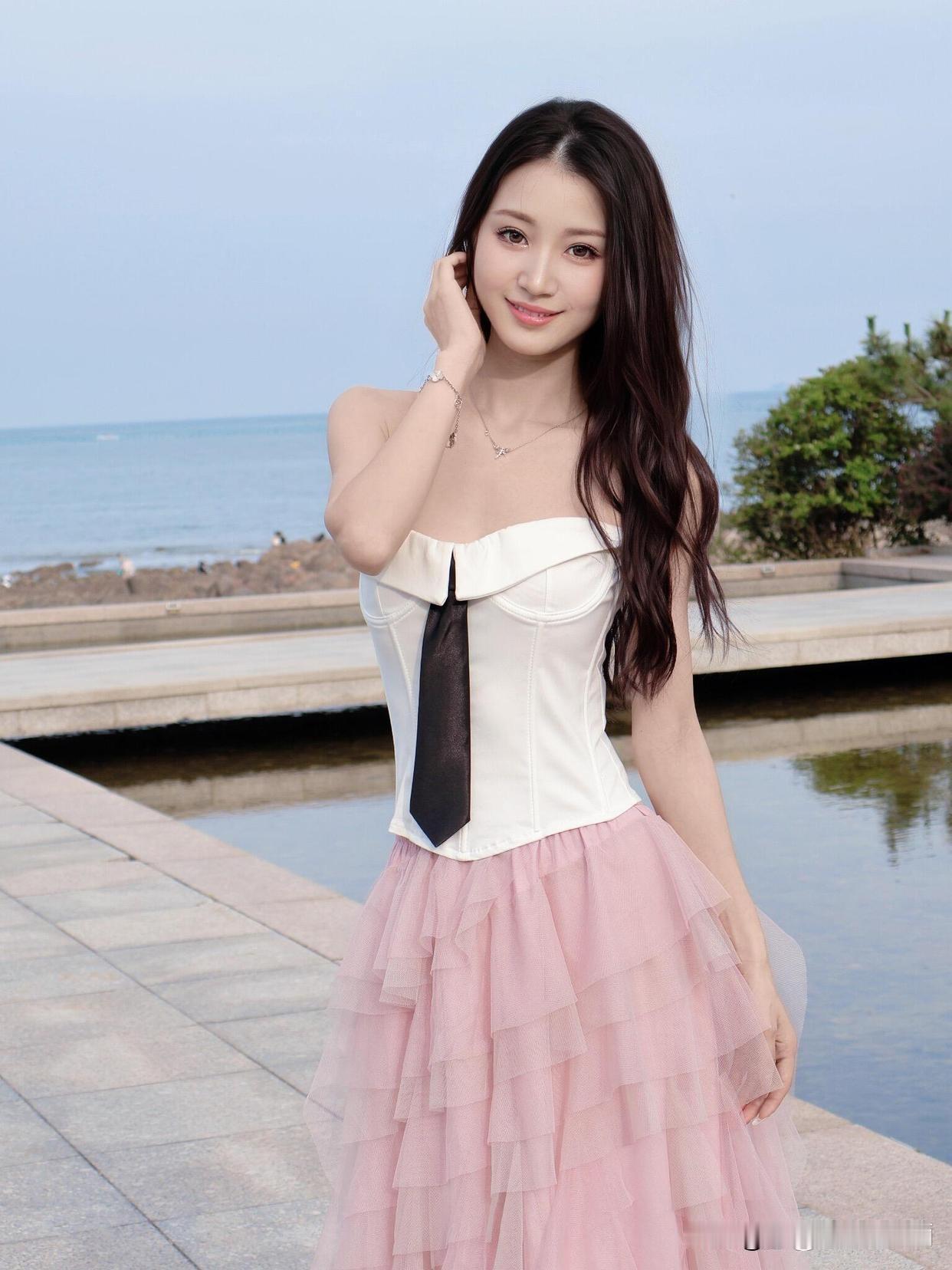 优雅白裙与黑领带，甜美少女在绿意中绽放