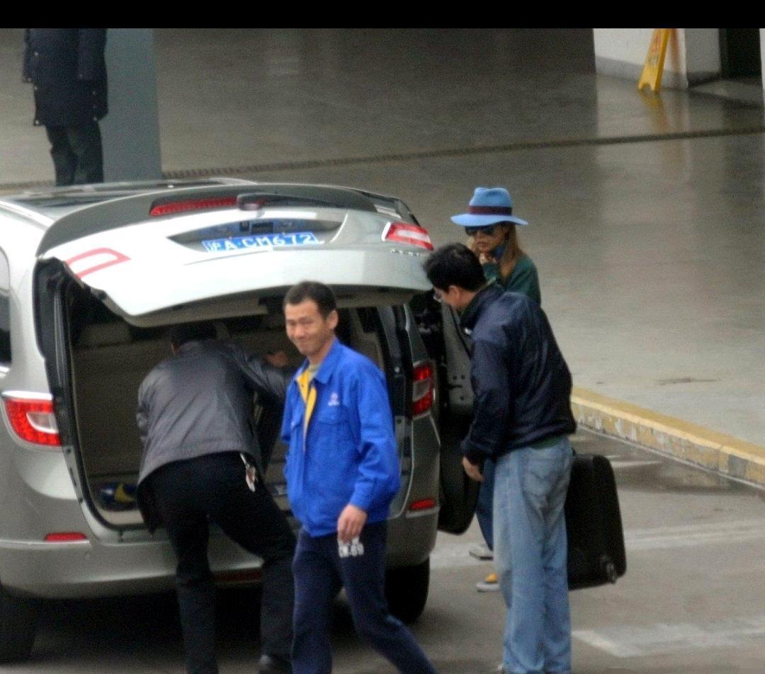 一男子把车送去官方售后补个车漆，手机却突然疯狂弹窗报警，打开远程监控一看瞬间惊出