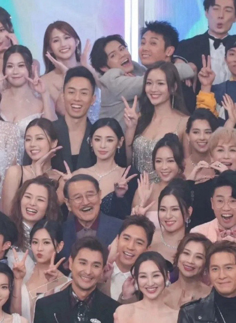 艺人的镜头感是真的强，这么多人只有一个闭眼睛的