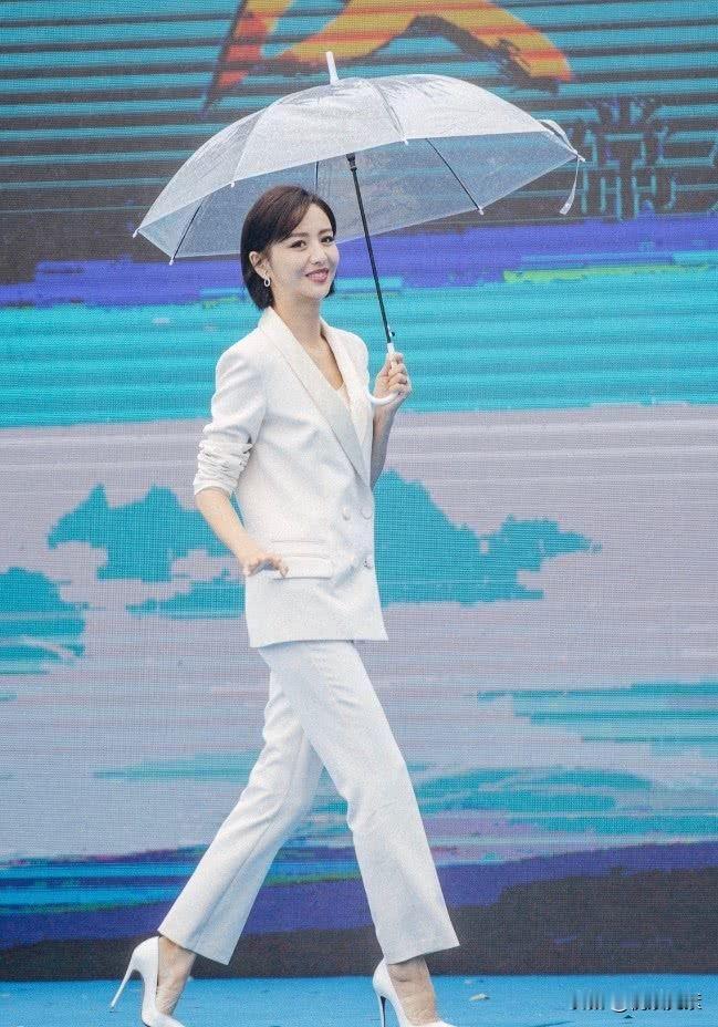 佟丽娅西装确实很正，阳光又大方。这么好的身材，如果进体制内适合做什么职务呢？