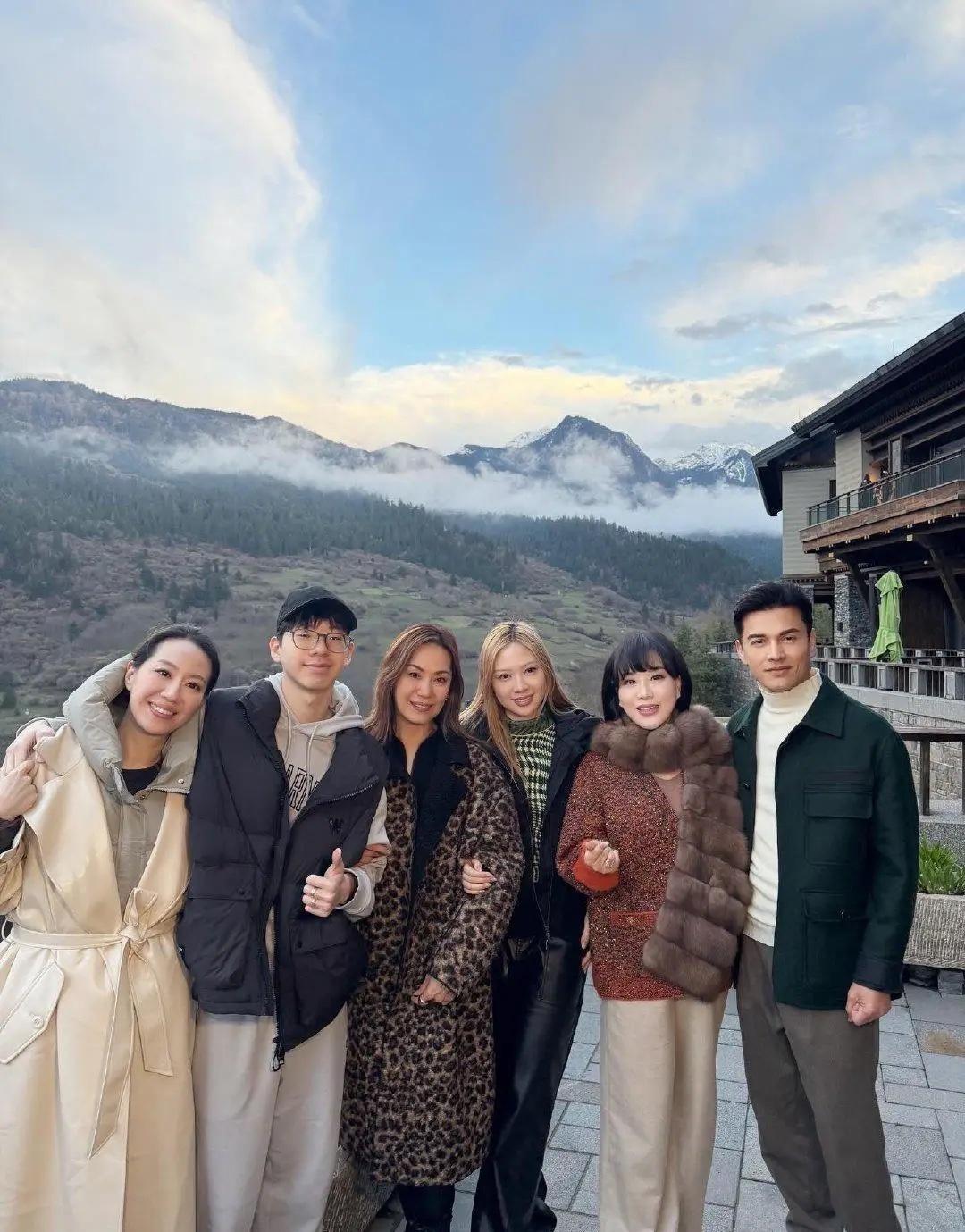 甄子丹老婆王诗诗迎来45岁生日，好闺蜜杨小娟携老公吕良伟到场祝贺。吕良伟保养得太