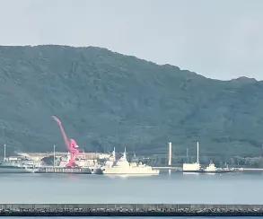 网上爆出来两艘没刷舷号的052D型驱逐舰，据说分别是娄底舰与铜川舰。052D自