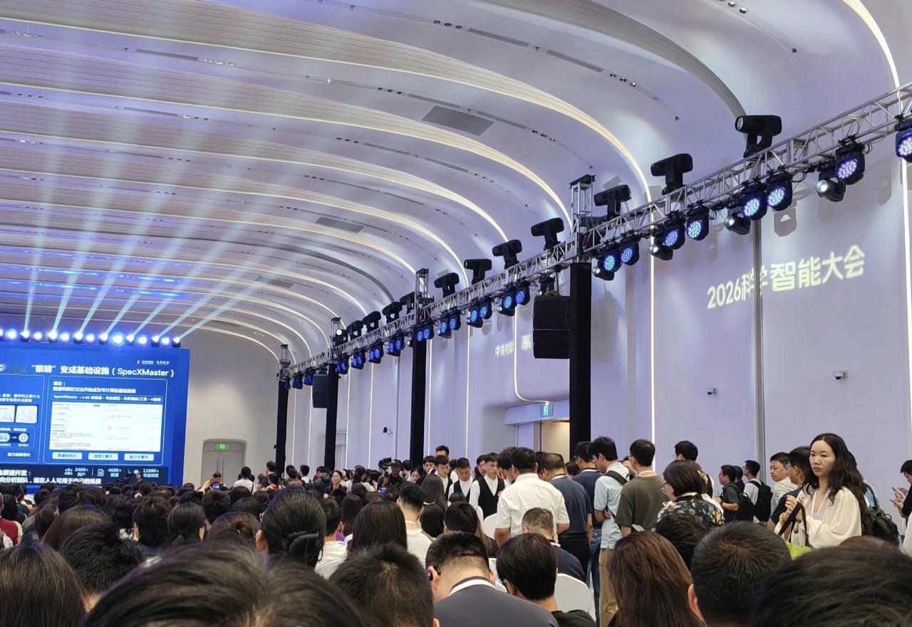 科学智能大会上，AI4S最核心的技术趋势是什么？我觉得是超智融合。中科曙光把这