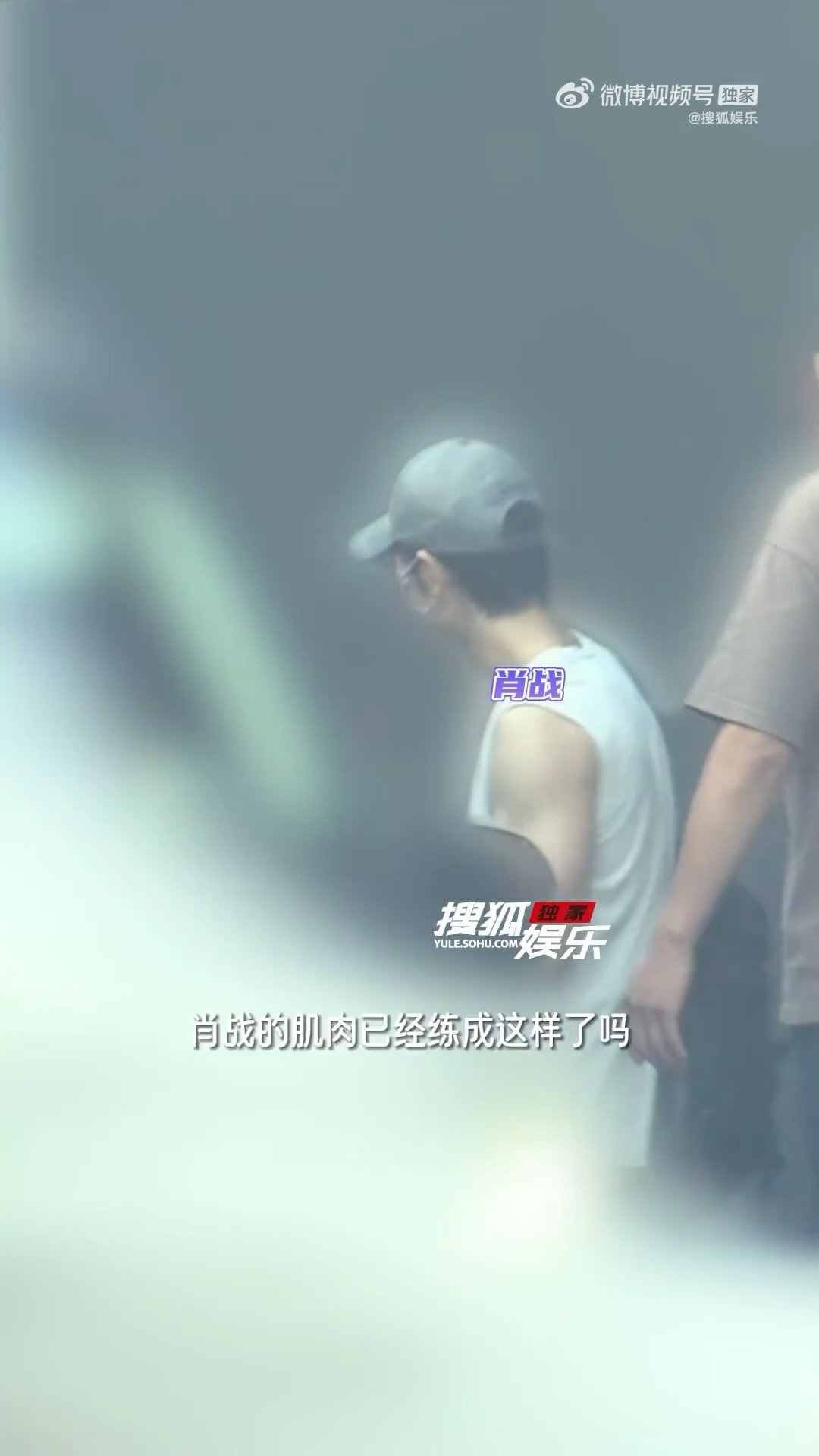 肖战我有预感肖战排练舞蹈是为了什么好难猜啊舞室努力排练的肖战被拍到，简约穿搭挡
