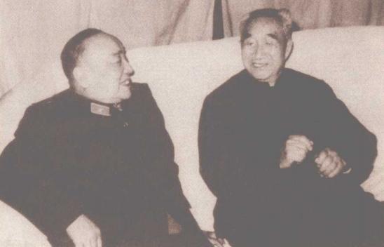 1987年12月30日，军委常务副主席杨尚昆看望徐向前元帅。当时的徐向前已经不再