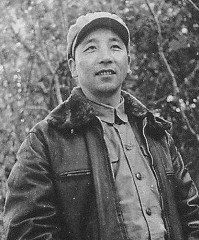 1956年，秦基伟副司令员在调研部队时，因为晚上睡不着，就在院里溜达，就在这时，