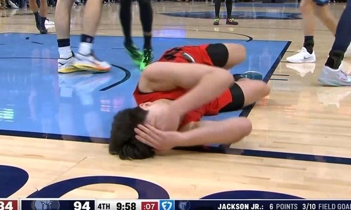 为杨瀚森发声！开拓者媒体怒喷裁判：“杨瀚森在裁判面前脸部被击中，但裁判未予理会