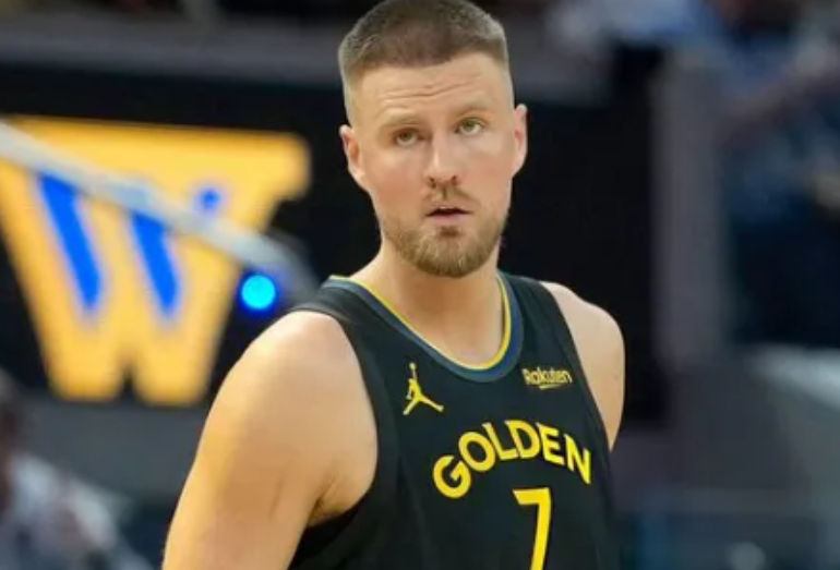 勇士球员斯蒂芬-库里接受了记者采访，谈到了波尔津吉斯在勇士首秀的表现。库里表示