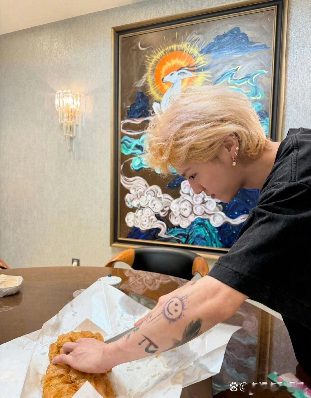 鹿晗是不是抱不动馒头啦？才特意发文对馒头说：不能再吃了。