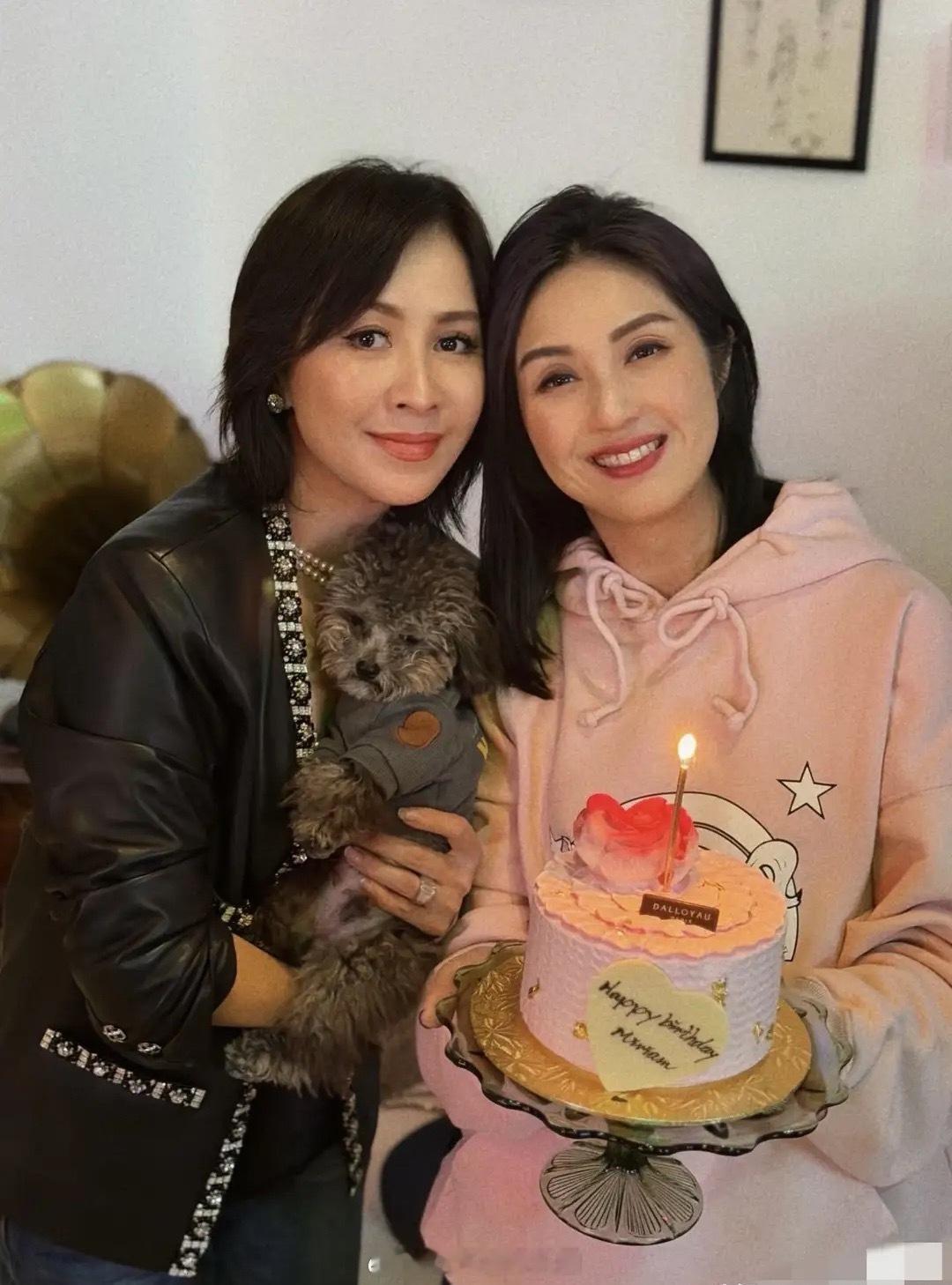 刘嘉玲晒照为杨千嬅庆祝52岁生日，两位姐姐年过半百颜值依旧在线！