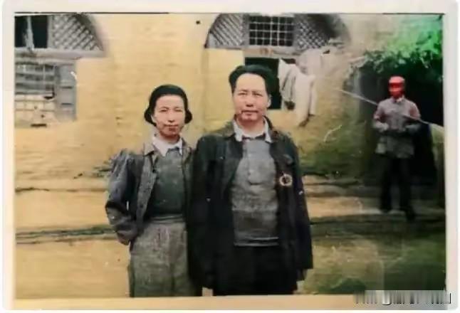 这是毛主席在陕北居住的窑洞前拍的照片！老照片毛主席在陕北革命多年，还跟当地的