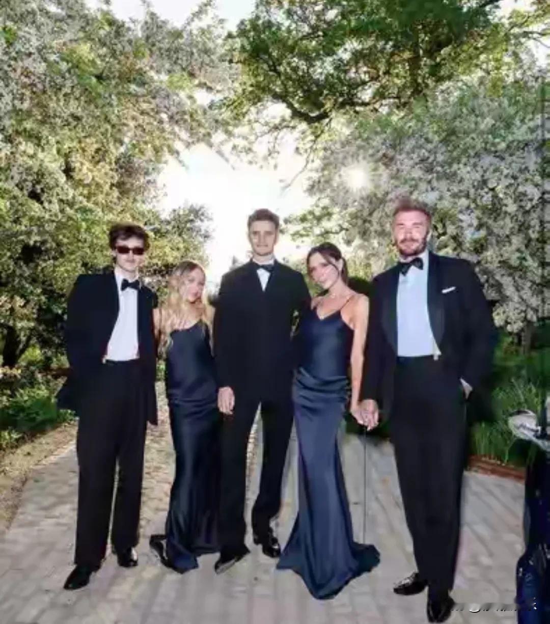 贝克汉姆长子公开撕破脸！发长文说从小活得像“品牌人设”。爸妈被指为保“贝克汉姆”