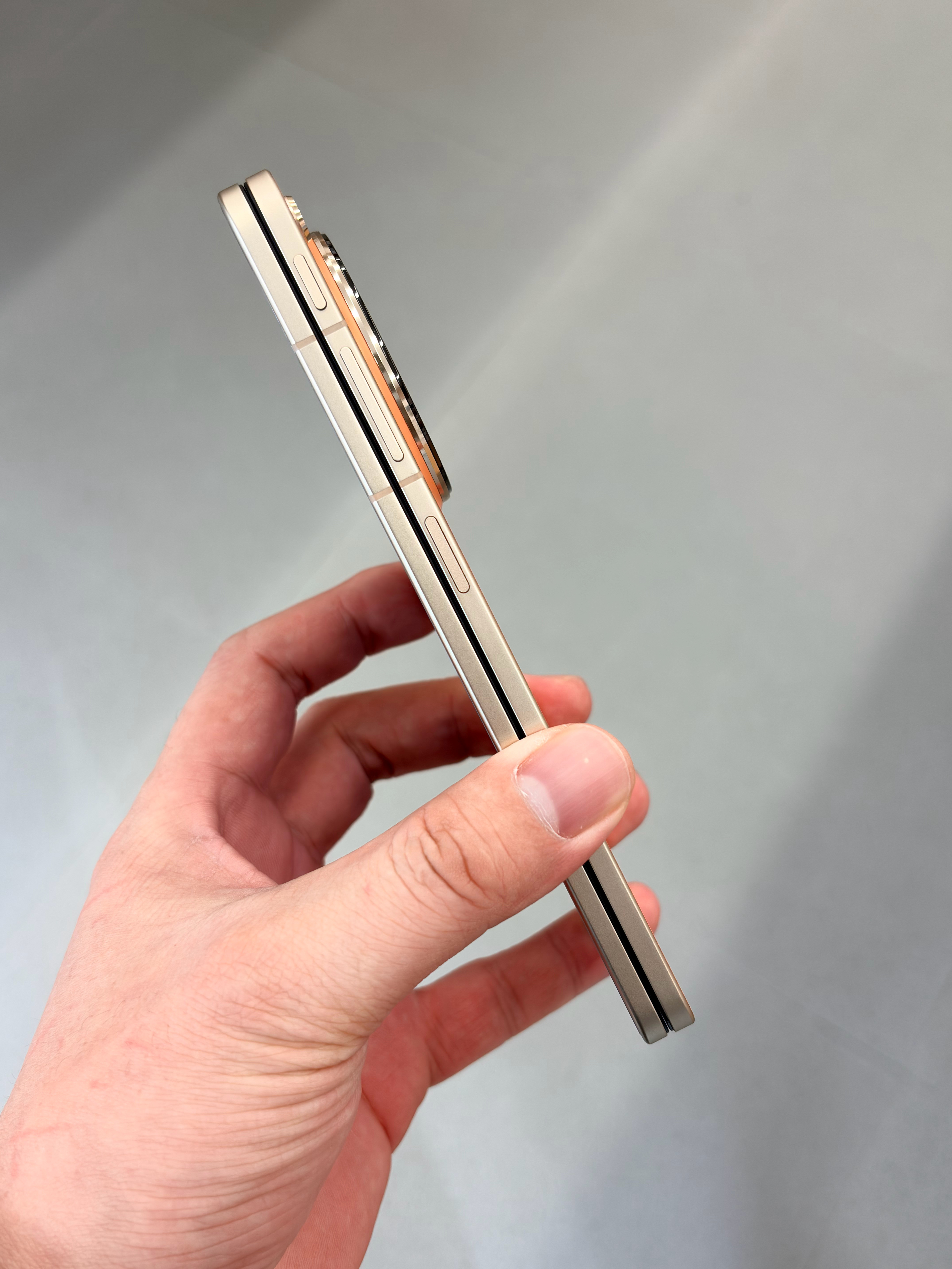 OPPOFindN6电源键总算放到了人类右手大拇指可以轻松按压到的位置，相对