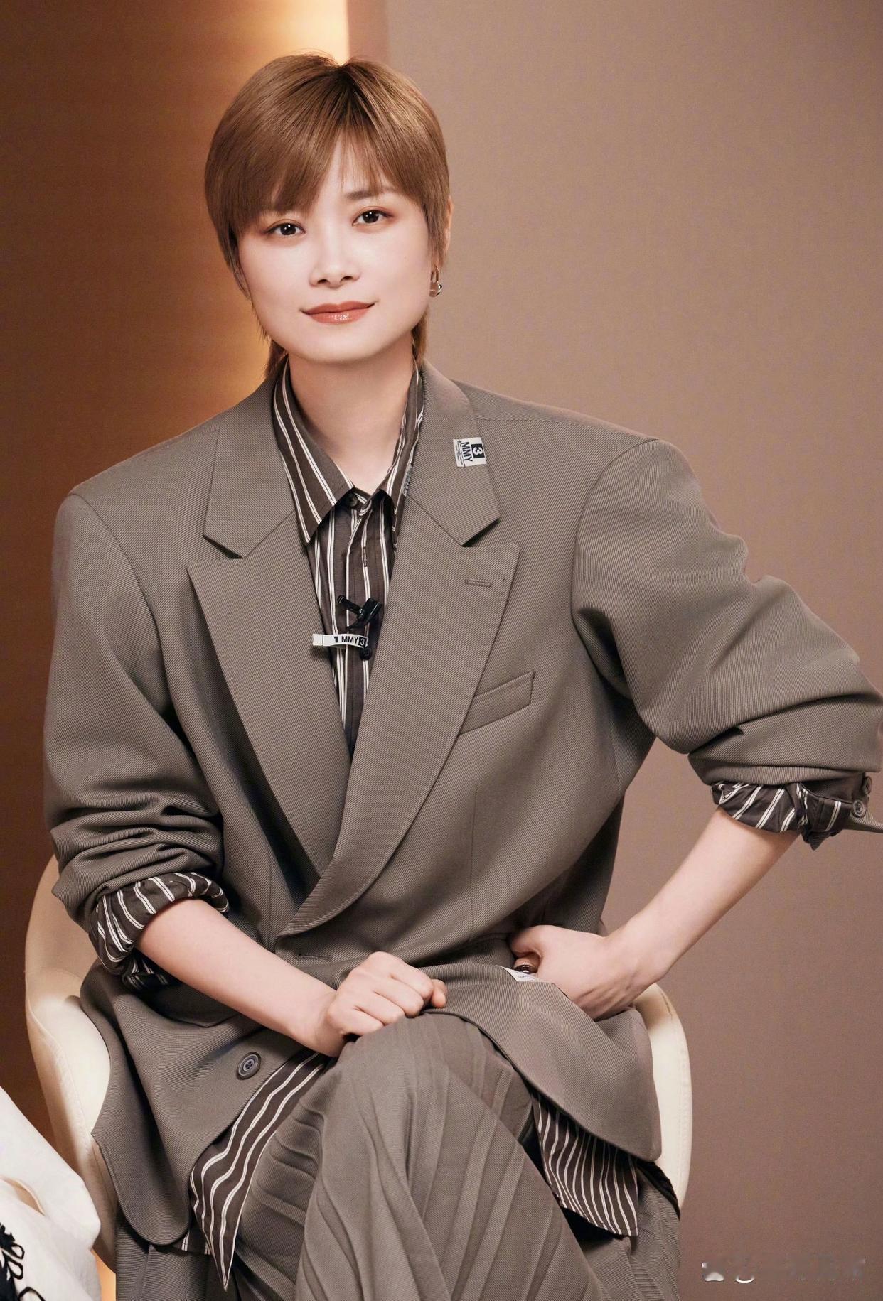 1.李宇春私下生活极度自律，偏爱极简规律的作息，日常甚至保持着朝九晚五的稳定节