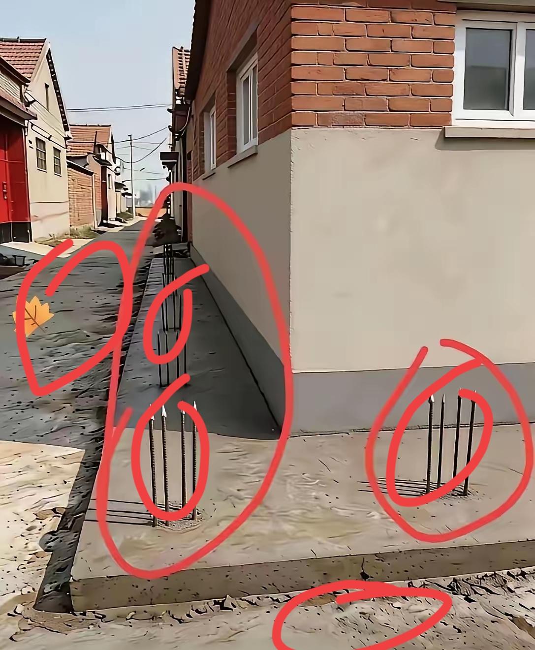 看不明白这个房主防的是什么？这种做法在农村是要绝后的，房子已经比别人多出了一块水