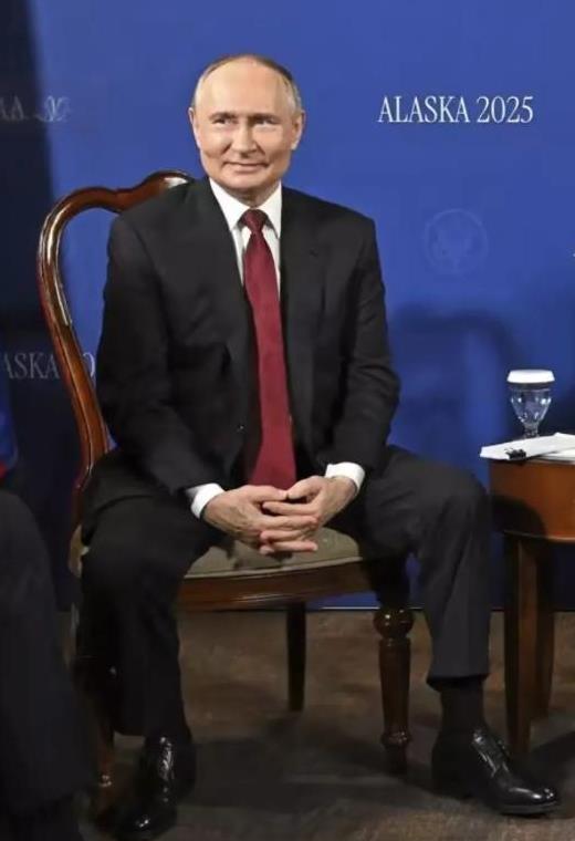 普京用的是替身？普京回到克里姆林宫召开会议，此时的普京才更像我们认识的威风凛凛
